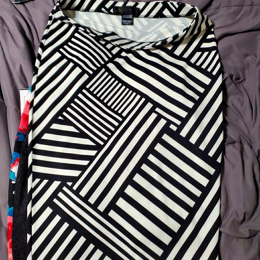 Kardashian blk n white skirt